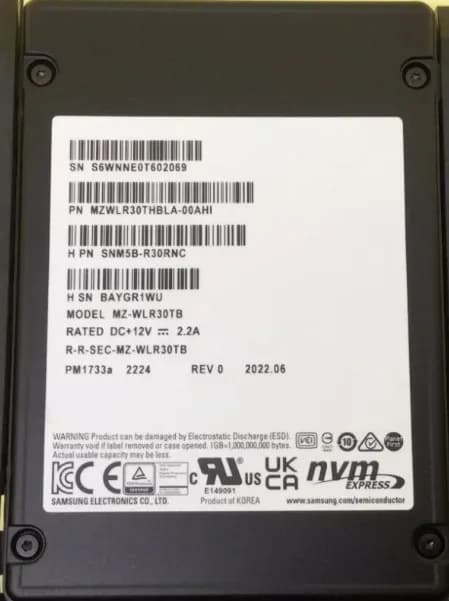 Samsung MZWLR30THBLA-00AHI 30.72TB PCI Express NVMe 4.0 x4 Solid State Drive